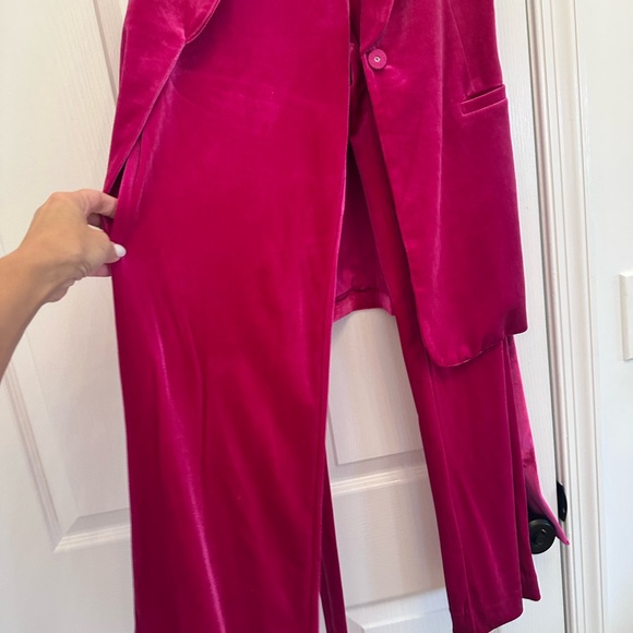 🩷Valentines Day❤️Pink velvet pant suit size medium. Skies are blue. - Picture 10 of 16